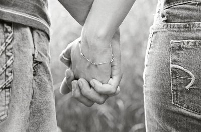 black-and-white-couple-cute-holding-hand
